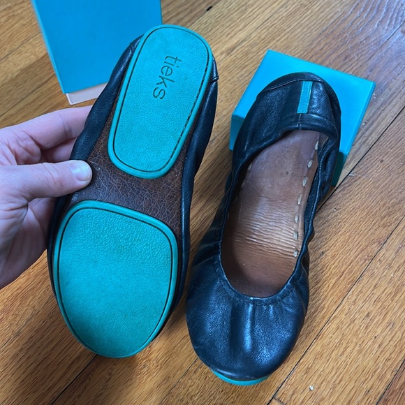 Tieks matte black size 8.  Gentle wear on these.  Will include box - Picture 3 of 3